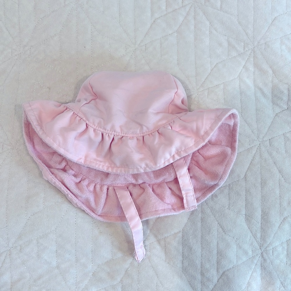 Old Navy Baby girls soft pink hat with strap terry cloth interior 12-18 mos